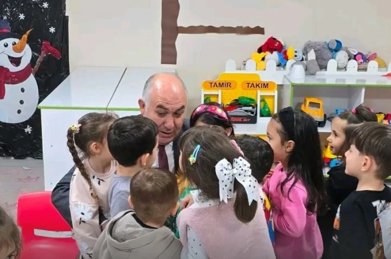 Emeksiz anaokulunda miniklerle buluştu