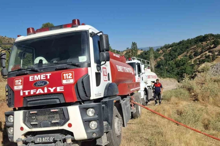 Emet’te ahır ve samanlık yangını: 2 büyükbaş hayvan telef oldu, 400 balya saman yandı