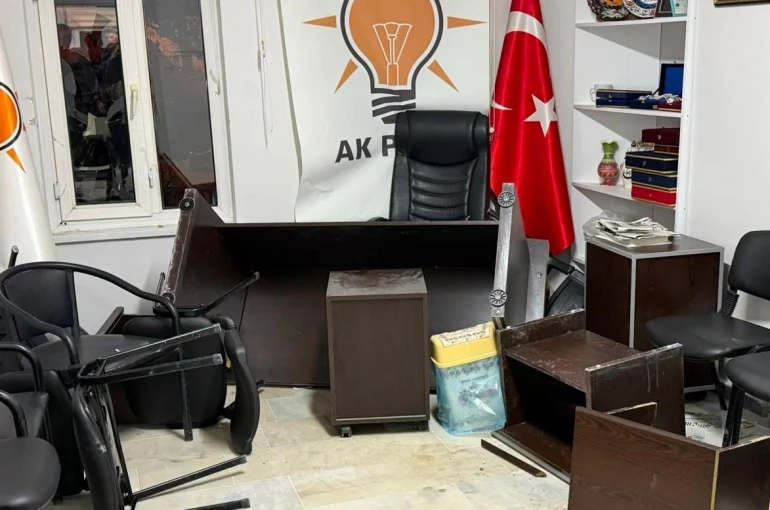 Emet’te AK Parti İlçe Başkanlığı binasına saldırı