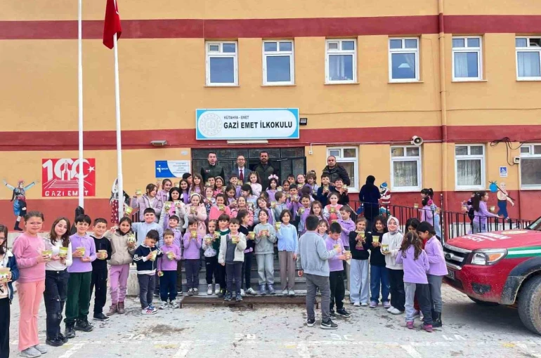 Emet’te öğrenciler karaçam tohumlarını saksılara ekti 