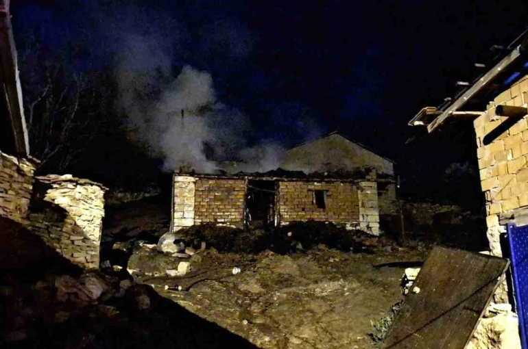 Emet’te samanlık ve ahır yangını korkuttu 