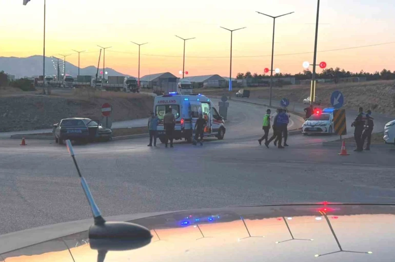 Emet’te trafik kazası: 4 kişi yaralandı, sürücü olay yerinden kaçtı