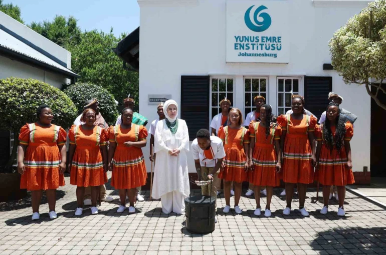 Emine Erdoğan Güney Afrika’da Yunus Emre Enstitüsünü ziyaret etti 