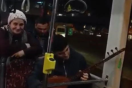 Eminönü-Arnavutköy seferindeki İETT otobüsünde sazlı yolculuk 