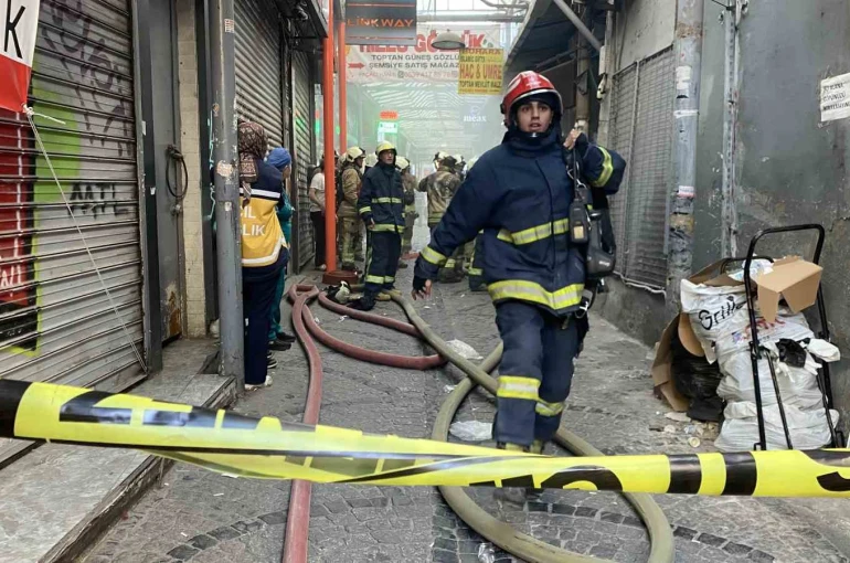 Eminönü’nde iş yerindeki yangında itfaiye erleri dumandan etkilendi 