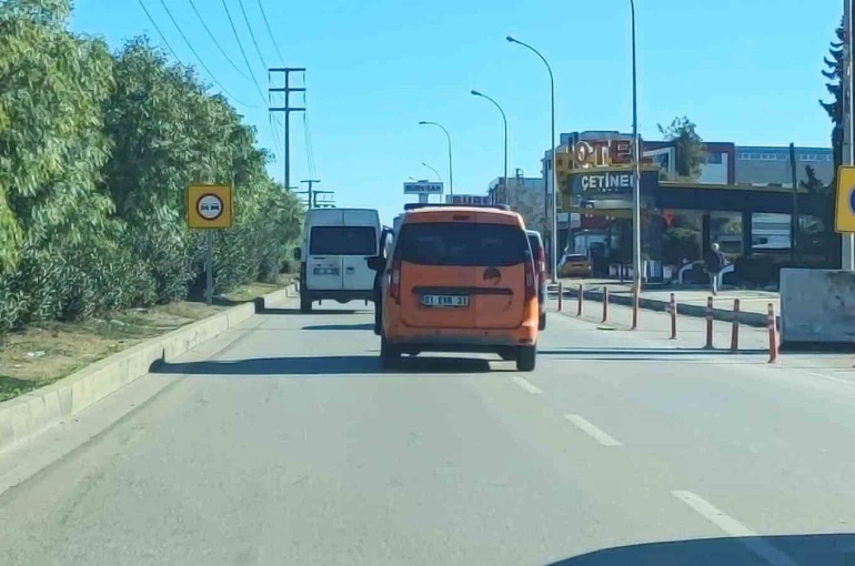 Emniyet kemerini kazalı kapıya bağladı 