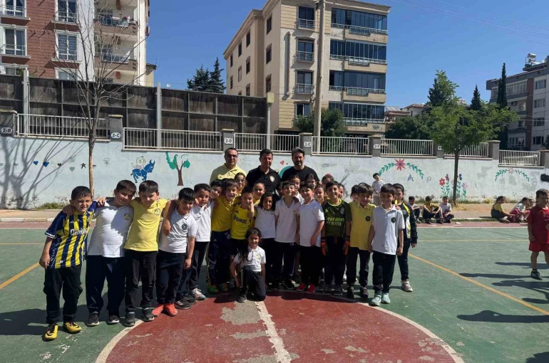 Emniyet Müdürü Özcan miniklerle futbol oynadı 