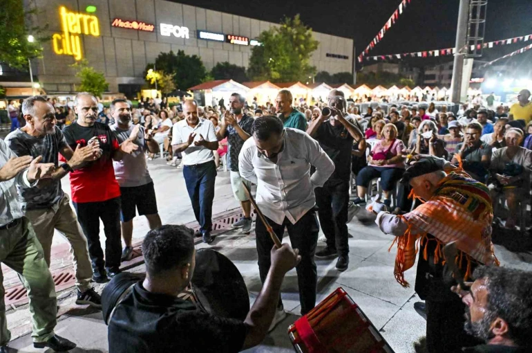 En fazla baklavayı yemek için kıyasıya yarıştılar 