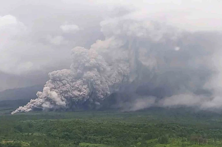 Endonezya’da Semeru Yanardağı patladı, alarm seviyesi en yüksek düzeye çıkarıldı