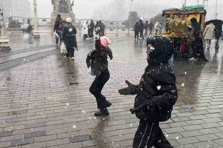 Endonezyalı turistlerin kar sevinci kameraya yansıdı 