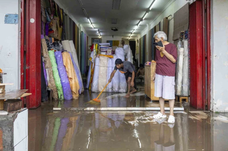 Endonezya’yı sel vurdu: 19 ölü, 10 kayıp