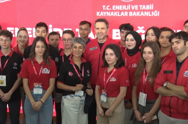 Enerji ve Tabii Kaynaklar Bakanı Bayraktar TEKNOFEST’TE gençlerle buluştu 