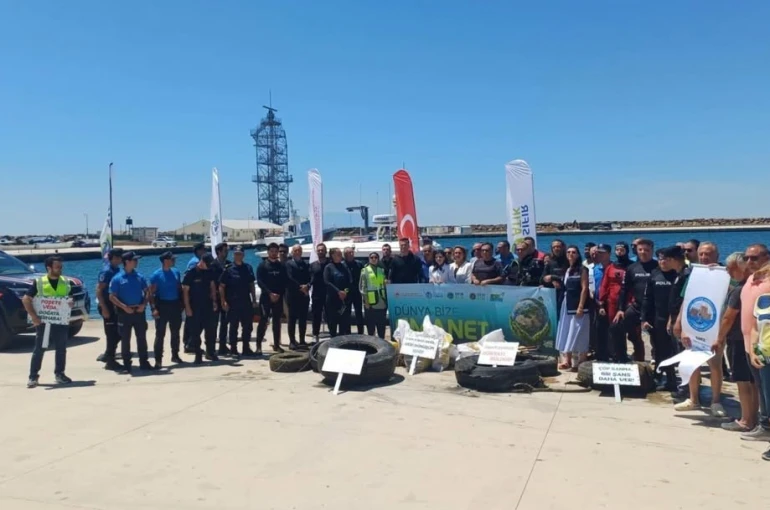 Enez’de kurbağa adamlar deniz dibindeki atıkları temizledi 