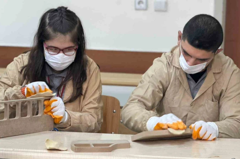 Engelleri ahşapla aşıyorlar: Siverek’te öğrencilerden sanata dokunuş 