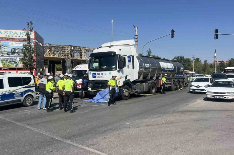 Engelli kız çocuğu ile annesine tır çarptı: Tırın altında kalan anne olay yerinde hayatını kaybetti