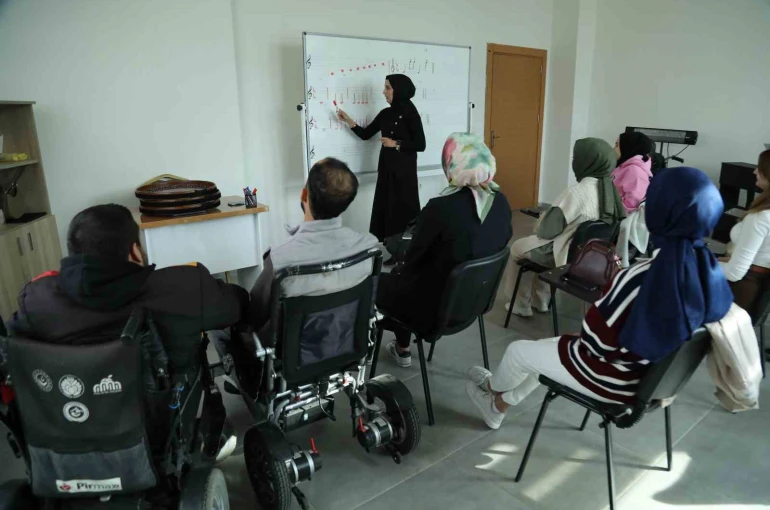 Engelsiz Yaşam Merkezi’nde dezavantajlı bireyler sosyal ve kültürel faaliyetlerle destekleniyor 