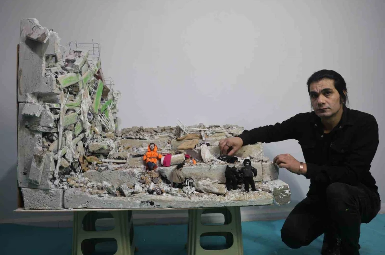 Enkaz altındaki kızının elini bir an olsun bırakmayan babanın yaşadıklarını minyatüre dönüştürdü 