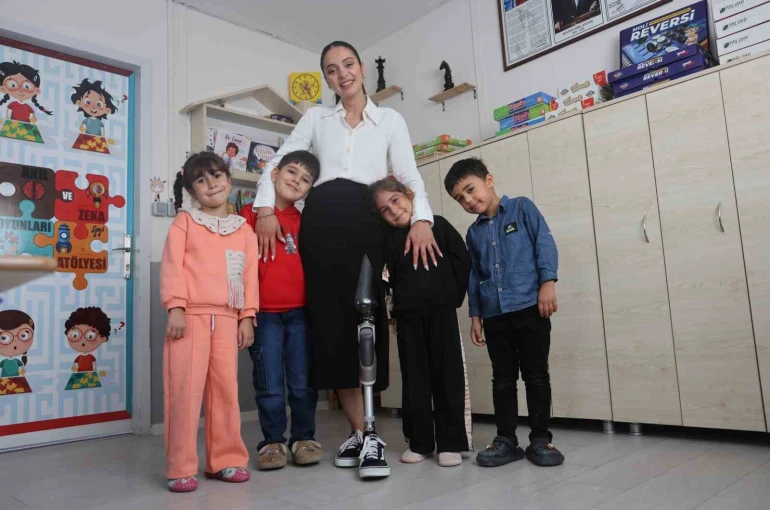 Enkazdan 46. saatte kurtarılan genç öğretmen, protez bacağıyla geri döndüğü mesleğinde minik öğrencileriyle yaşama tutundu 