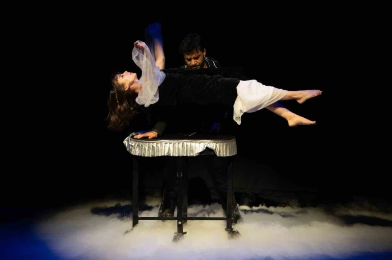 Enver Ertaş iddialı ve eğlenceli yeni gösterisiyle sahnede 