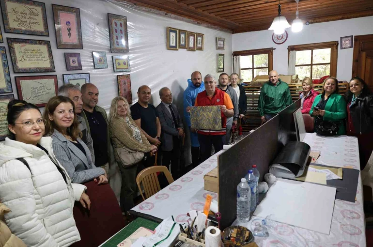 Erasmus projesi ortakları Menteşe’de geleneksel ebru deneyimi yaşadı