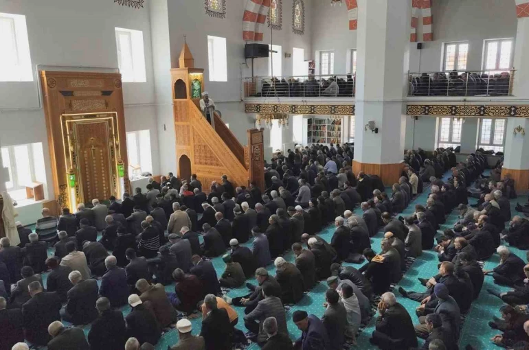 Erciş’te öğretmen ve öğrenciler için gıyabi cenaze namazı kılındı 