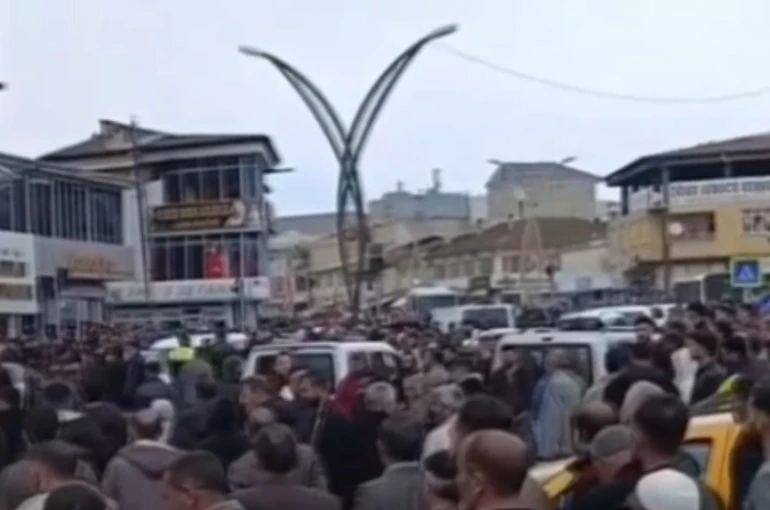 Erciş’te taşlı sopalı kavga: 3 yaralı 