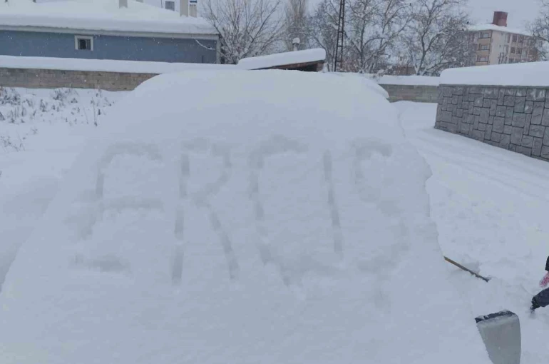 Erciş’te yoğun kar yağışı hayatı felç etti 