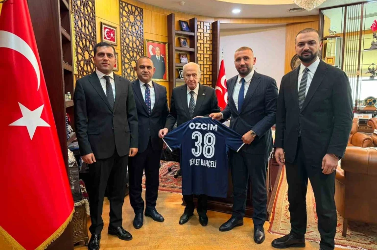 Erciyes 38 FK’dan MHP Genel Başkanı Devlet Bahçeli’ye forma hediyesi
