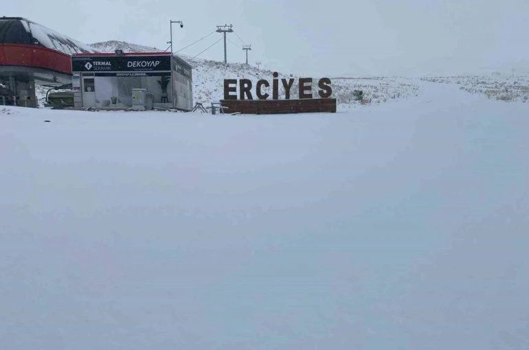 Erciyes güne beyaz örtüyle uyandı 