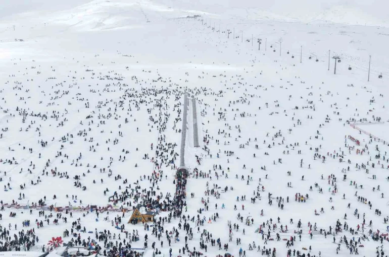 Erciyes’te hafta sonu pistler kayakçılarla doldu 