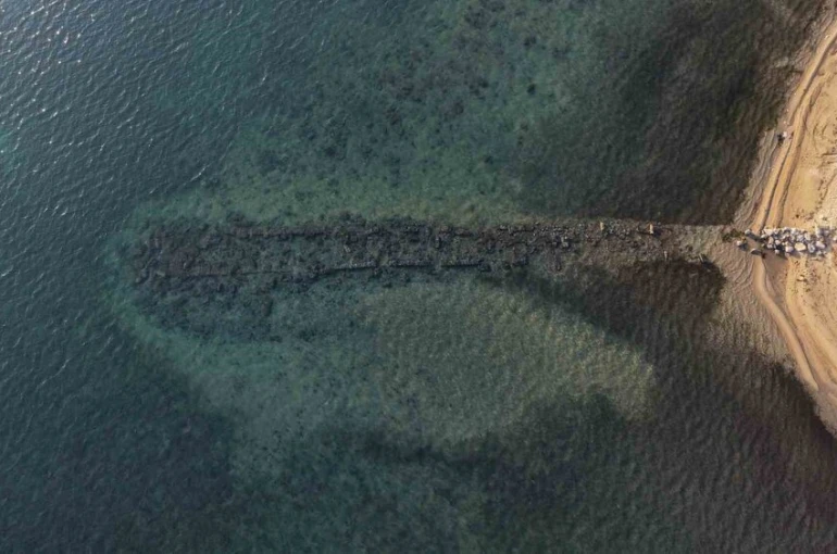 Erdek Körfezi’nde deniz çekildi, antik liman gün yüzüne çıktı