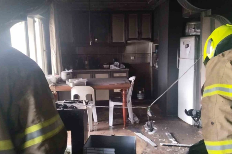 Erdek’te bir apartman dairesi alevlere teslim oldu