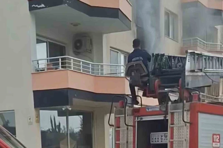 Erdemli’de bina yangını korkuttu 