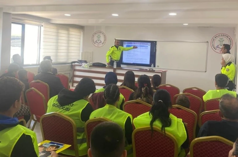 Ereğli’de okul geçit görevlisi öğrenciler yeleklerini giydi