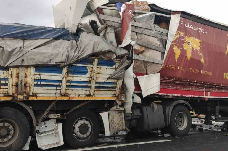 Ereğli’de 2 tır ve 1 minibüsün karıştığı kazada 1 ölü, 3 yaralı