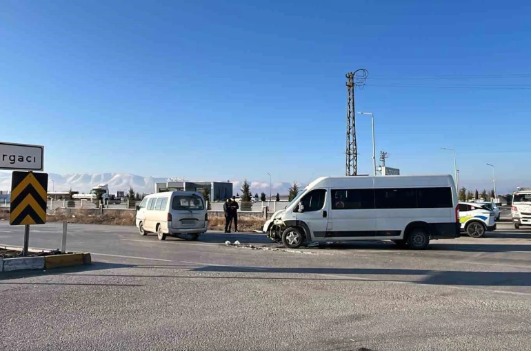 Ereğli’de kamyonet ile okul servis minibüsü çarpıştı: 5 yaralı