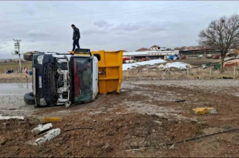 Ereğli’de kontrolden çıkan kamyon devrildi: 2 yaralı