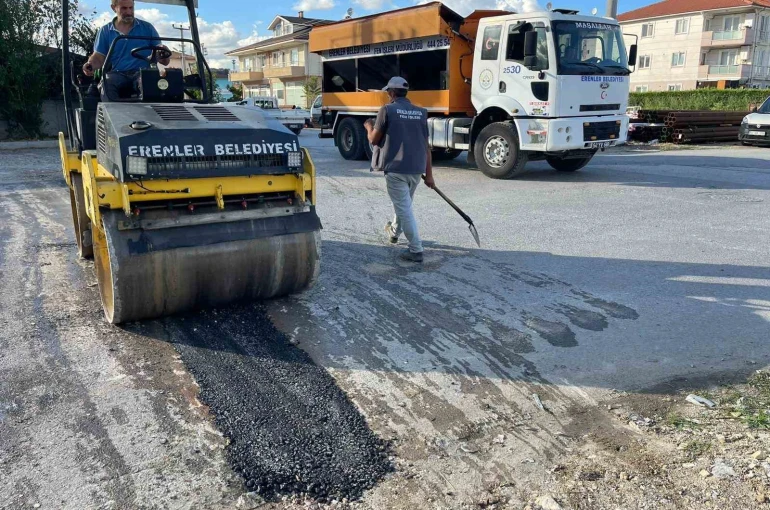 Erenler’de fiber internet çalışmalarının ardından asfalt çalışması başladı 