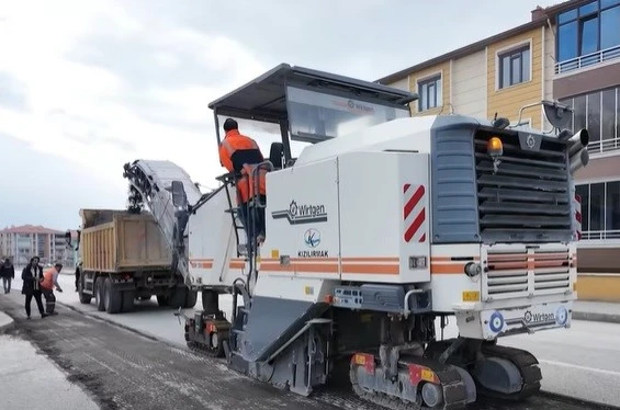 Ergenekon Mahallesi’nde asfalt yenileme çalışması 