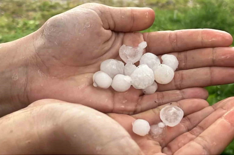 Erik büyüklüğündeki doluların isabet ettiği vatandaşlar panik yaşadı 