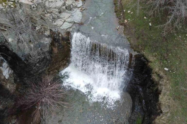 Eriyen kar suları yazın kuruyan şelaleyi yeniden coşturdu 