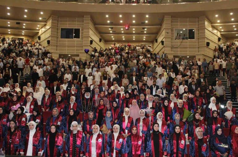 ERÜ İlahiyat Fakültesi’nde mezuniyet sevinci 