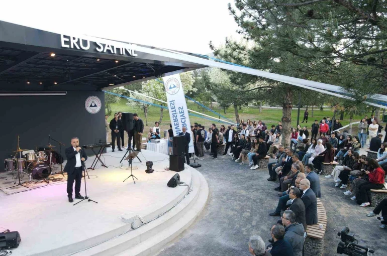 ERÜ sahne muhteşem konserle açıldı 