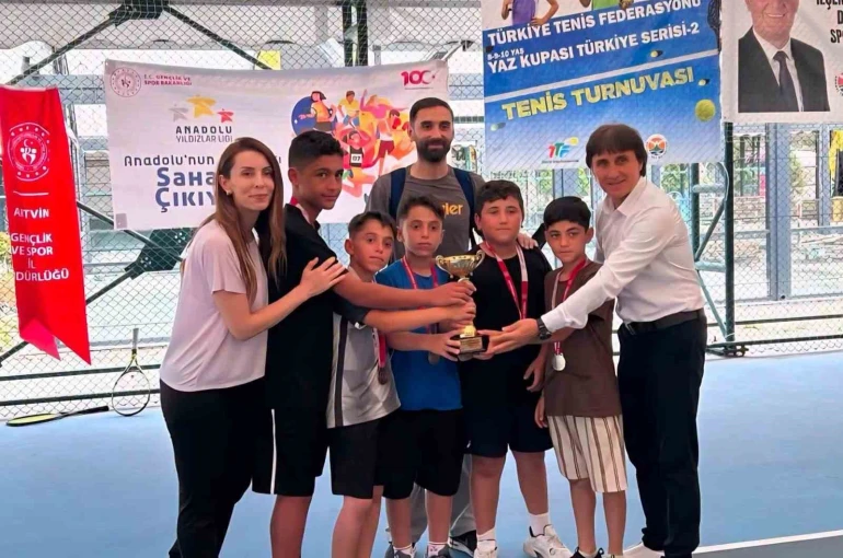 Erzincan Erkek Tenis Takımı ANALİG’de gümüş madalya kazandı