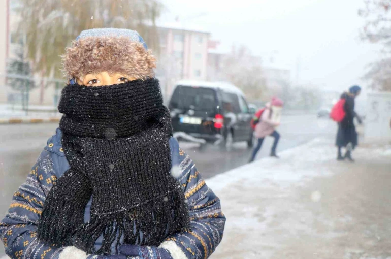 Erzincan güne karla uyandı 