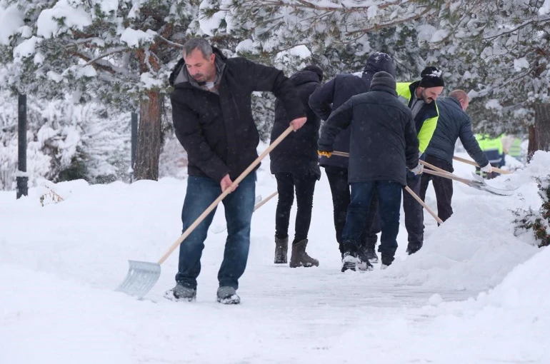 Erzincan kent merkezinde karla mücadele çalışmaları sürüyor 