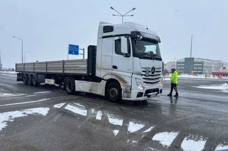 Erzincan’da 335 köy yolu kar nedeniyle ulaşıma kapalı