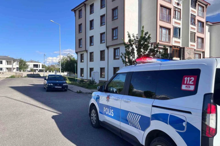Erzincan’da 4’üncü kattan düşen çocuk ağır yaralandı 