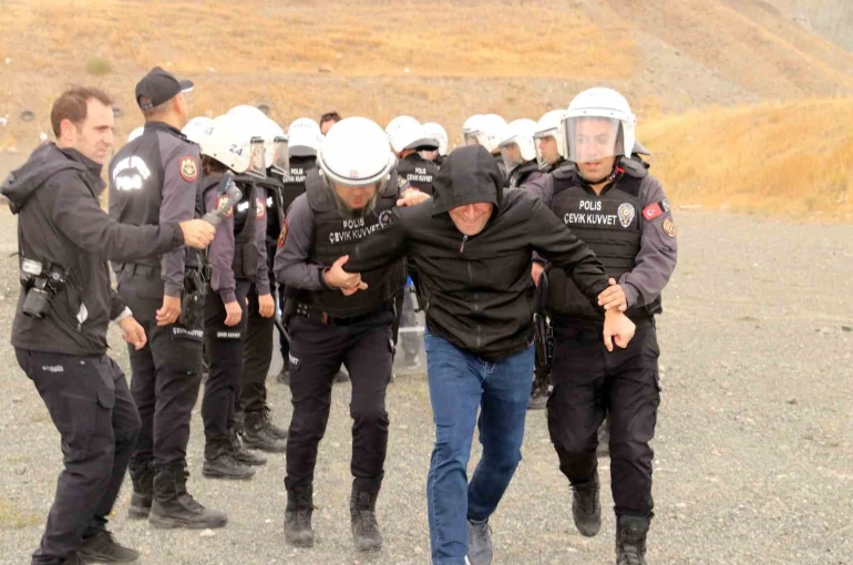 Erzincan’da çevik kuvvetten gerçeğini aratmayan tatbikat 