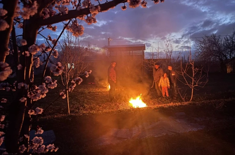 Erzincan’da çiftçiler don nöbetinde 